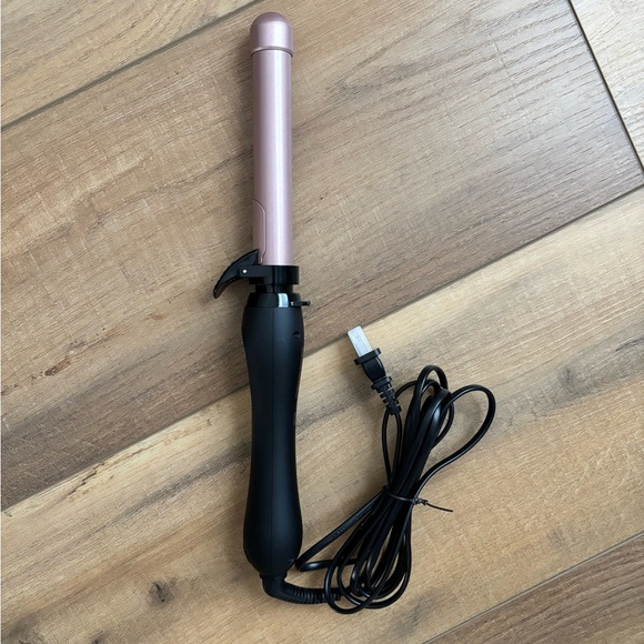 Beachwaver Ceramic 1” Curling Iron - Picture 3 of 4